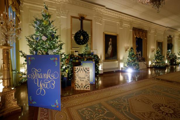 Weihnachtsdekorationen und „Thank You“-Schilder im East Room des Weißen Hauses.