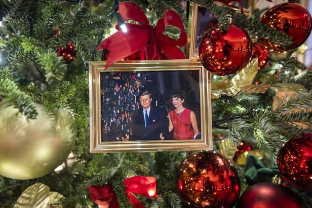 Ein gerahmtes Foto von John und Jackie Kennedy hängt an einem Weihnachtsbaum.