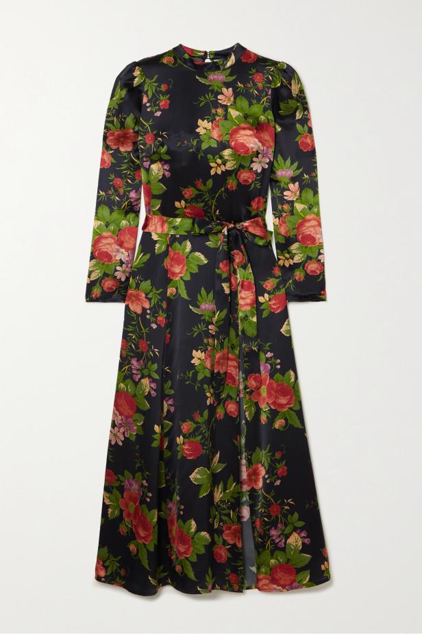 Ein schwarzes, langärmeliges Kleid mit einem roten Rosenmuster und einem Bindegürtel.