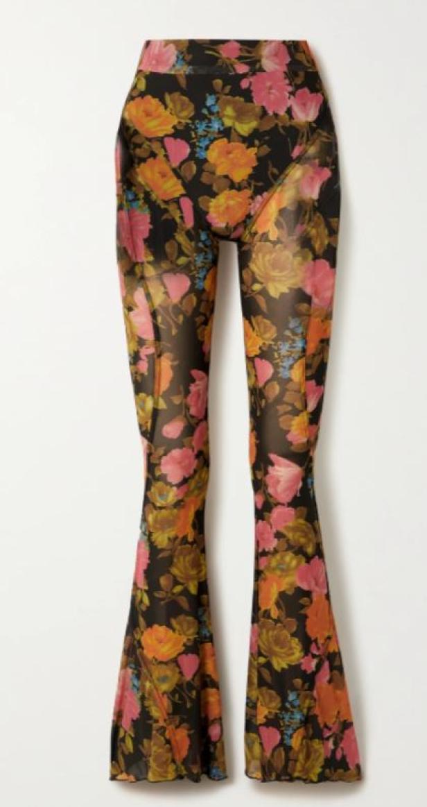Eine ausgestellte Hose mit einem floralen Muster in Orange- und Rosatönen.