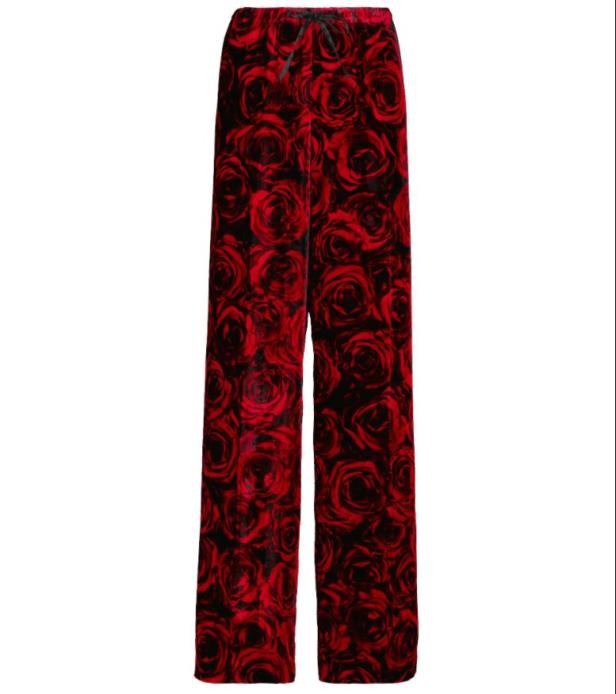 Eine lange Hose mit einem Rosenmuster in Rot und Schwarz.