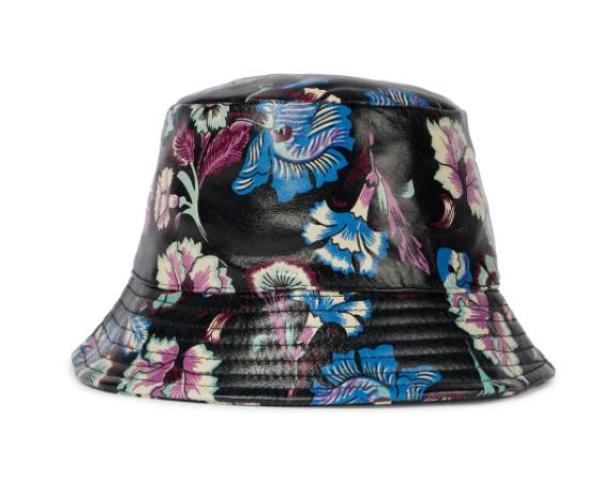 Ein schwarzer Fischerhut mit einem floralen Muster in Blau, Lila und Weiß.