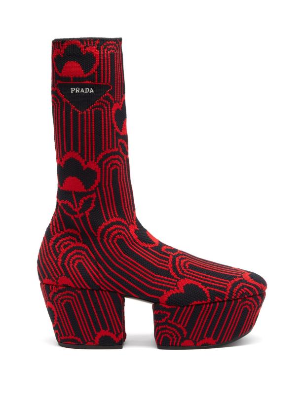 Ein roter und schwarzer Prada Stiefel mit Blumenmuster und Plateausohle.