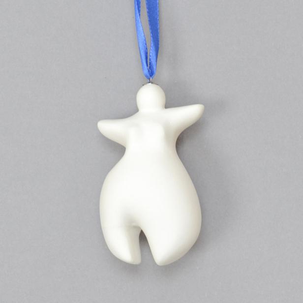 Eine weiße, abstrakte Frauenfigur hängt an einem blauen Band.