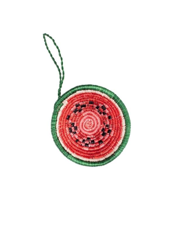 Ein gewebter, runder Anhänger in Form einer Wassermelone.