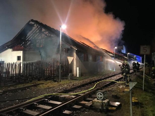 Großbrand in Holzbetrieb: 16 Feuerwehren kämpfen gegen Inferno