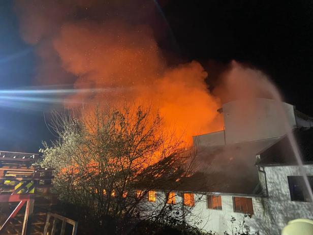 Großbrand in Holzbetrieb: 16 Feuerwehren kämpfen gegen Inferno