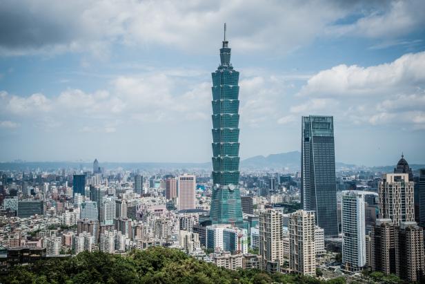 Blick auf die Skyline von Taipeh mit dem markanten Taipei 101 Wolkenkratzer.