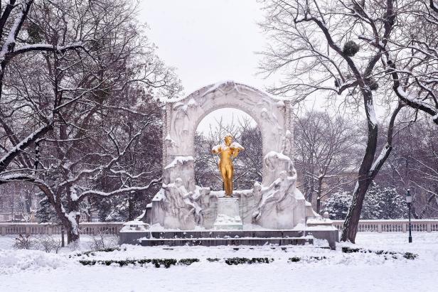 Das Johann-Strauss-Denkmal im Wiener Stadtpark unter einer Schneedecke.