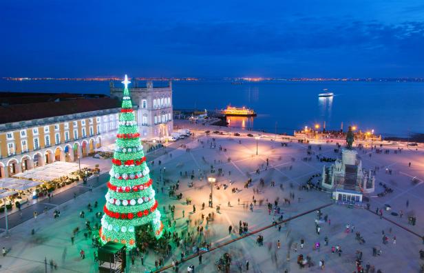 Ein beleuchteter Weihnachtsbaum steht auf dem Praça do Comércio in Lissabon.