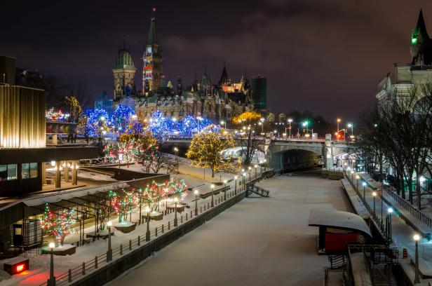 Der Rideau Canal in Ottawa ist im Winter mit bunten Lichtern geschmückt.
