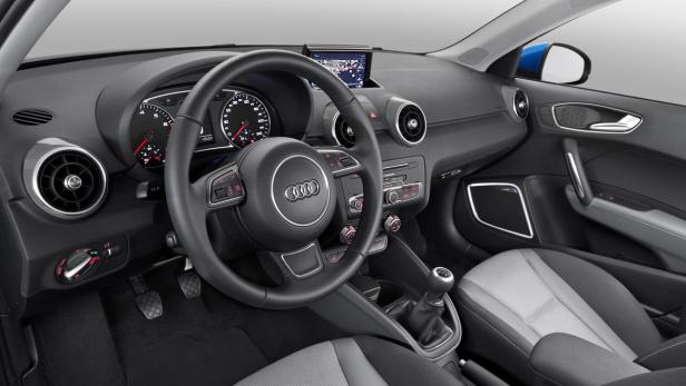 Das Interieur eines Audi A1 mit Blick auf das Armaturenbrett und das Lenkrad.