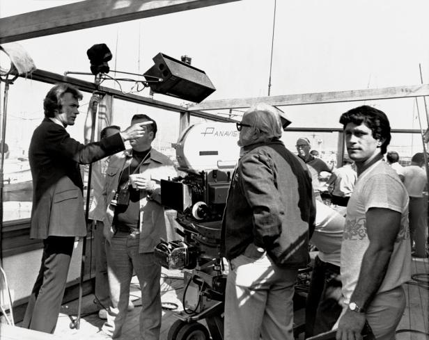 Clint Eastwood gibt Anweisungen am Set eines Films mit einer Panavision-Kamera.