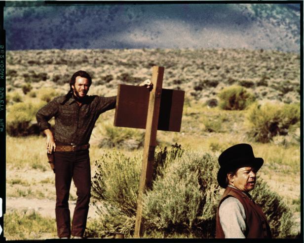 Clint Eastwood und ein weiterer Schauspieler am Set eines Westerns.