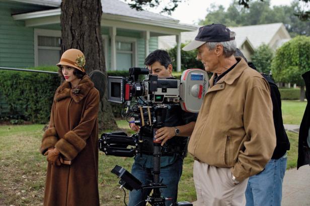 Angelina Jolie und Clint Eastwood am Set des Films „Der fremde Sohn“.