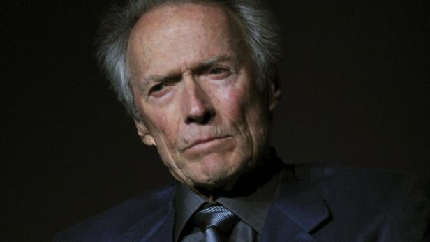 Porträt von Clint Eastwood in einem dunklen Anzug.