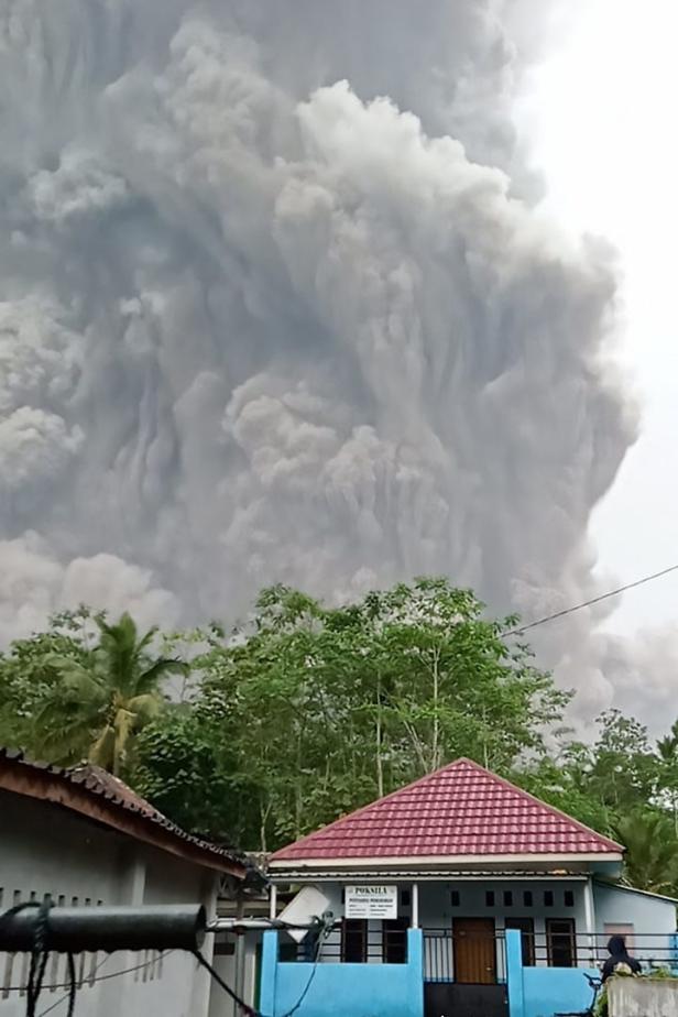 Bereits 13 Tote nach Vulkanausbruch auf Java: Hunderte fliehen in Panik