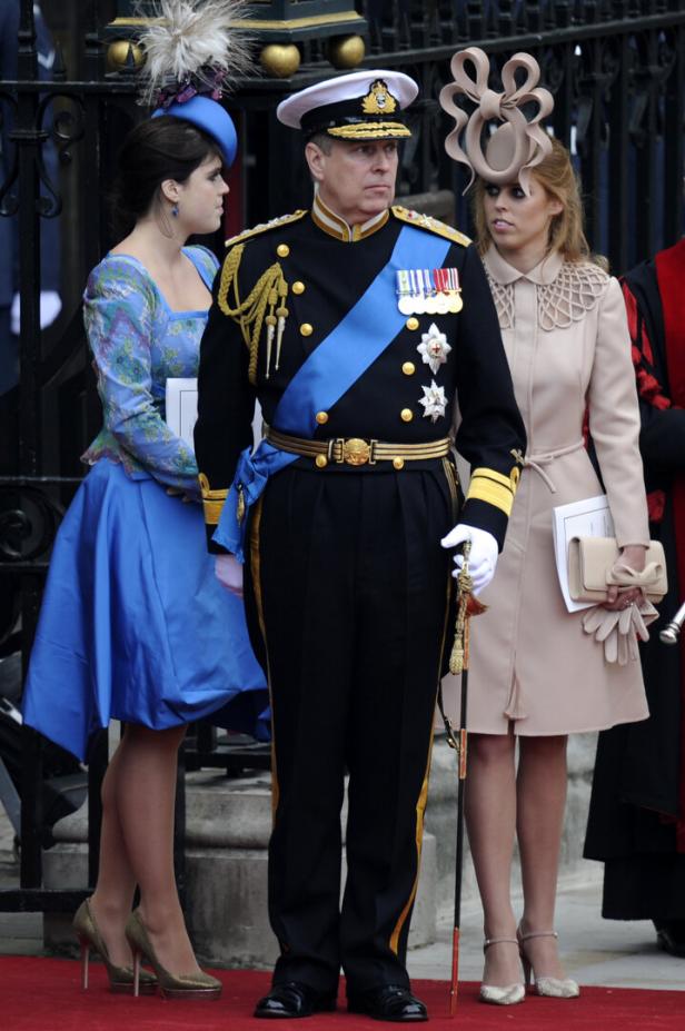 Prinz Andrew mit Prinzessin Eugenie und Prinzessin Beatrice bei einer Veranstaltung.