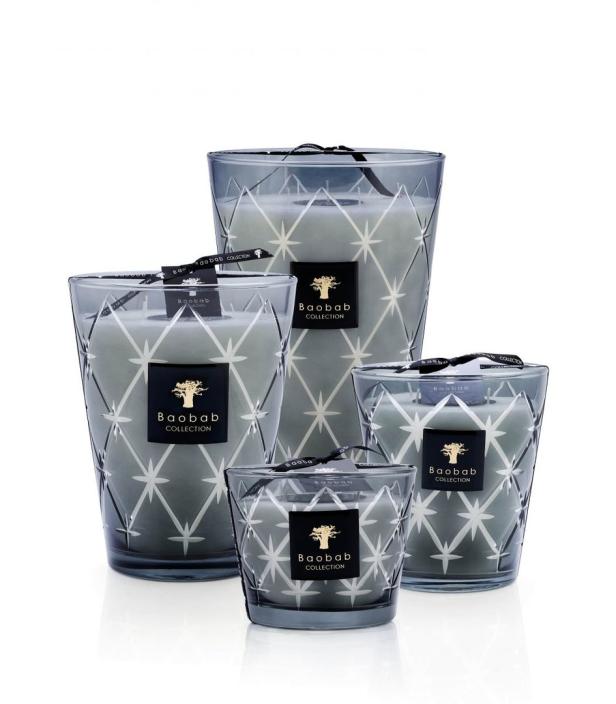 Eine Gruppe von vier grauen „Baobab Collection“-Duftkerzen unterschiedlicher Größe steht auf einem weißen Hintergrund.