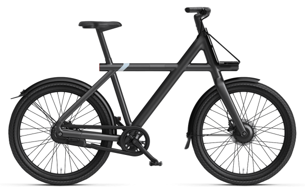 Ein modernes, mattschwarzes Fahrrad mit integriertem Gepäckträger vorne.