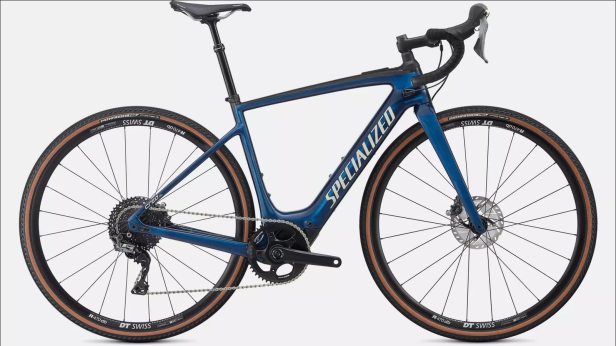 Ein blaues Specialized-Gravelbike mit braunen Reifen steht vor einem weißen Hintergrund.