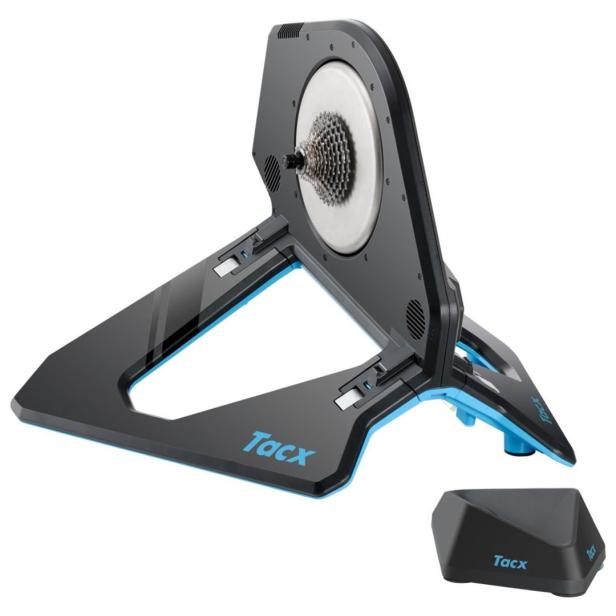 Ein Tacx-Fahrradtrainer mit Kassette und ein schwarzer Block stehen auf einem weißen Hintergrund.