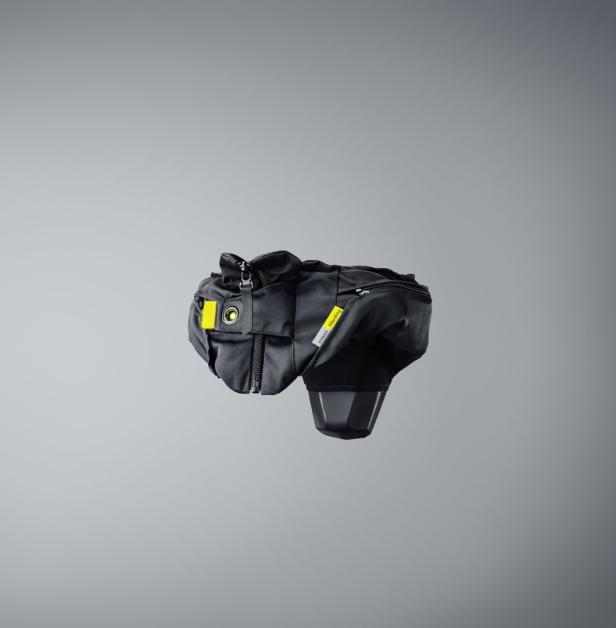 Ein schwarzer Airbag-Hüftgurt der Marke Hövding vor einem grauen Hintergrund.