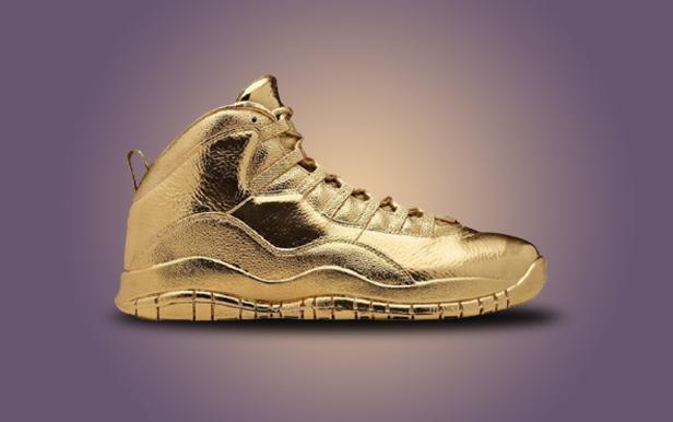 Ein goldener Basketballschuh steht vor einem violetten Hintergrund.