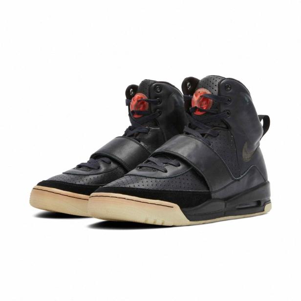 Ein Paar schwarze Nike Air Yeezy 2 Sneakers auf einem weißen Hintergrund.
