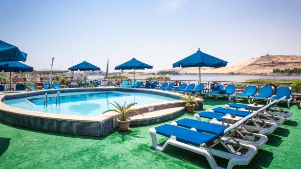 Ein Pool und Liegestühle auf dem Deck eines Nilkreuzfahrtschiffes.