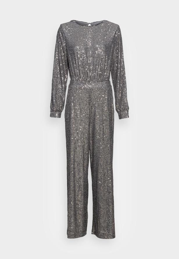 Ein silberfarbener, paillettenbesetzter Jumpsuit mit langen Ärmeln.