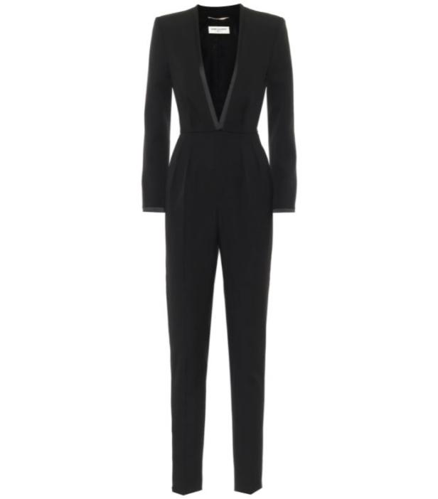 Ein schwarzer Jumpsuit mit V-Ausschnitt und langen Ärmeln.