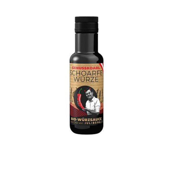 Eine Flasche „Genußkoarl Schoarfe Würze Bio-Würzauce mit Chili von Juliberg“.
