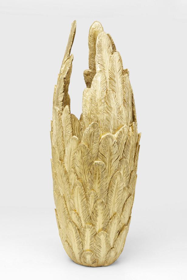 Eine goldene Vase, verziert mit einem Federdesign.