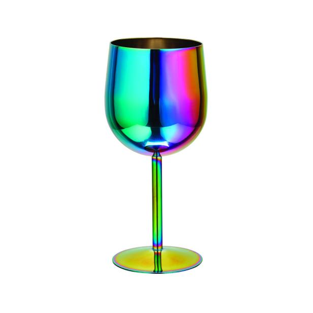 Ein regenbogenfarbenes Weinglas auf einem weißen Hintergrund.