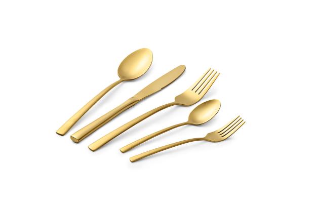 Ein Set aus goldfarbenem Besteck, bestehend aus Löffeln, Gabeln und einem Messer.