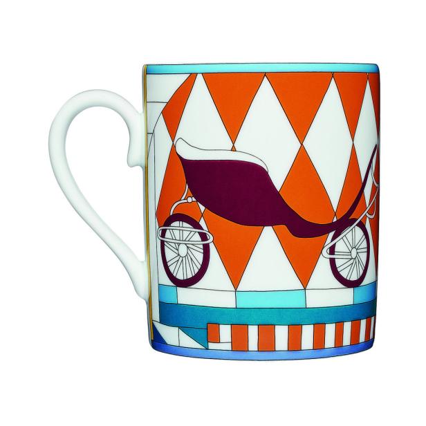 Eine Tasse mit einem bunten Muster und der Abbildung einer Kutsche.