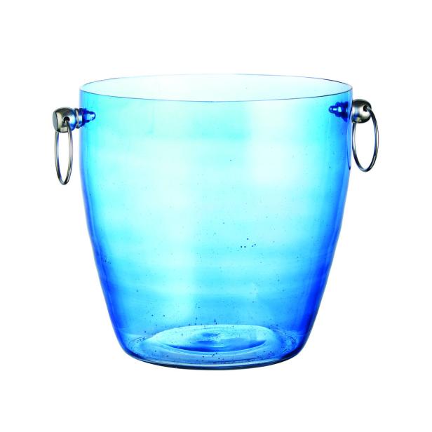 Ein leerer, blauer Champagnerkühler mit silbernen Griffen vor einem weißen Hintergrund.