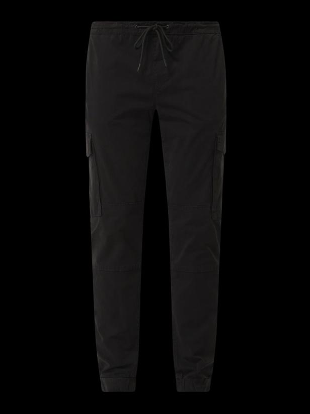 Eine schwarze Cargohose mit Kordelzug und elastischen Bündchen.