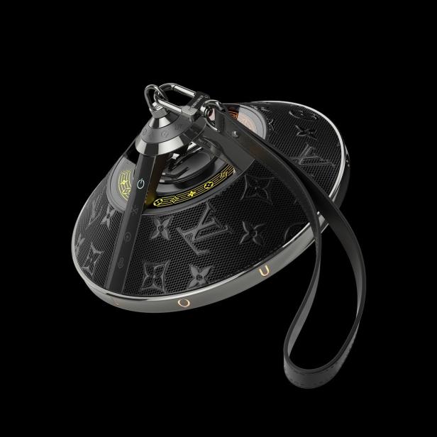 Ein schwarzer Louis Vuitton Horizon Light Up Lautsprecher mit Tragegurt vor schwarzem Hintergrund.