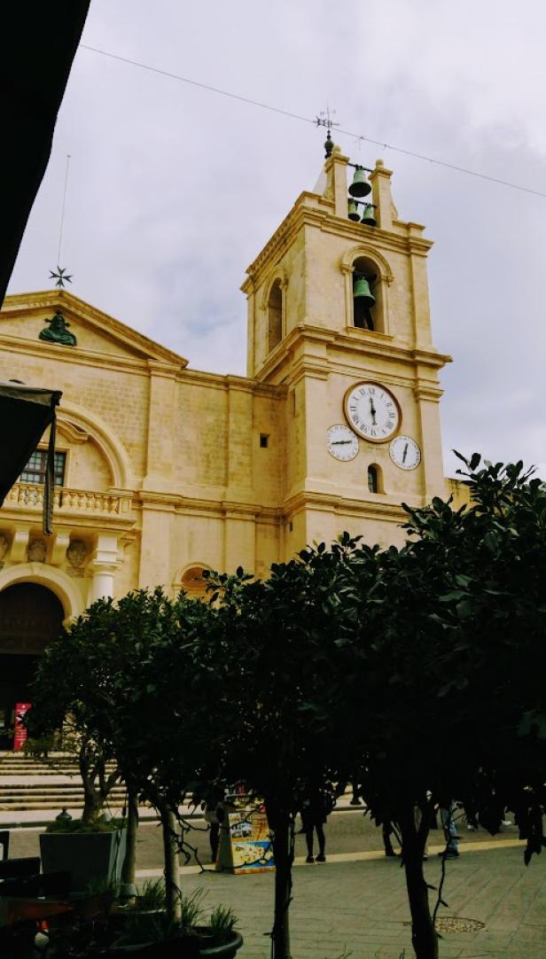 Die St. John’s Co-Cathedral in Valletta, Malta, mit ihrem Glockenturm und drei Uhren.