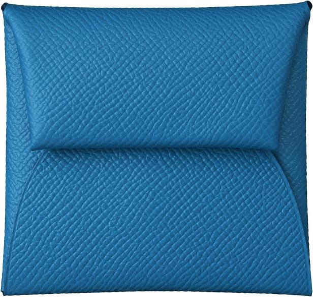 Eine kleine, quadratische Geldbörse aus blauem Leder.