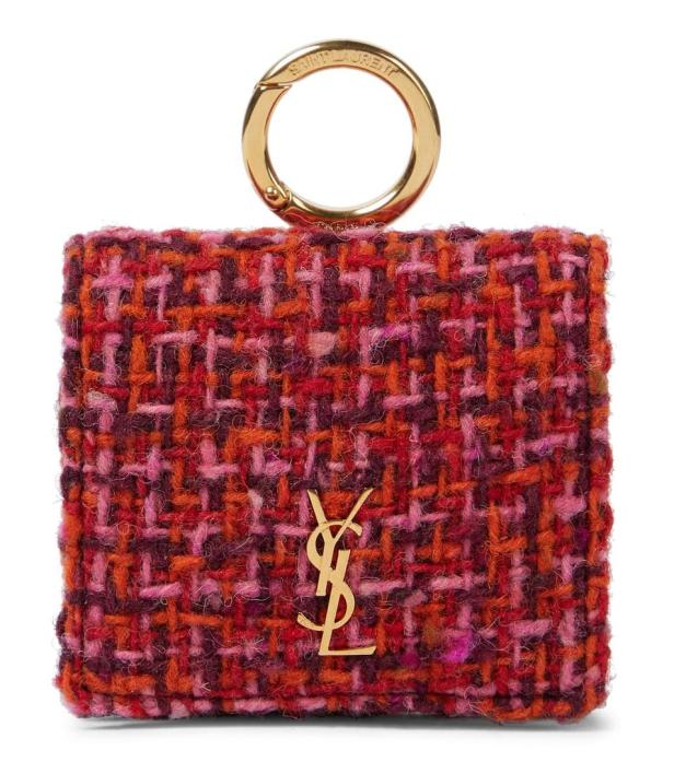 Eine kleine, rechteckige Tweed-Tasche mit goldenem Saint Laurent-Logo und Ring.