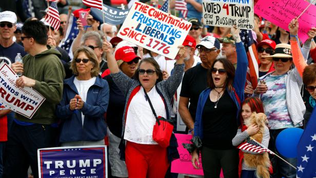 Zwischen Anhängern und Gegnern von Trump flogen die Fäuste