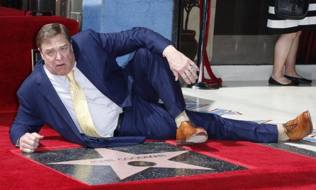 John Goodman zeigt sich bei Premiere ganz verwandelt