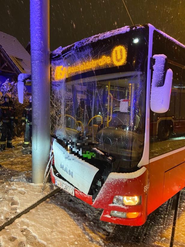 Unfall in Wien-Donaustadt: Bus prallte gegen Mast