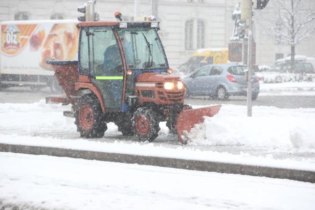 Höchste Warnstufe: Unfälle und Stromausfälle nach heftigen Schneefällen