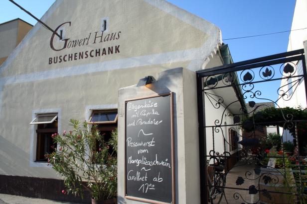 Das „Gowerl Haus Buschenschank“ bietet Ziegenkäse mit Paprika und Paradeiser sowie Presswurst vom Mangalizaschwein ab 17 Uhr.