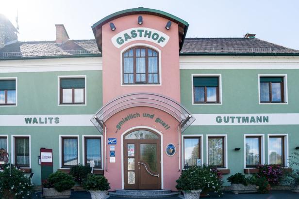 Der Gasthof Walits Guttmann präsentiert sich in Rosa und Grün.