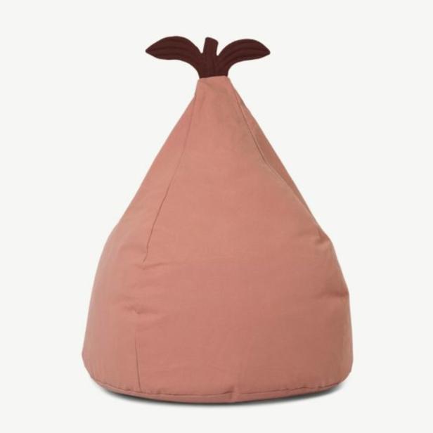 Ein rosafarbener Sitzsack in Form eines Apfels mit braunen Blättern oben.